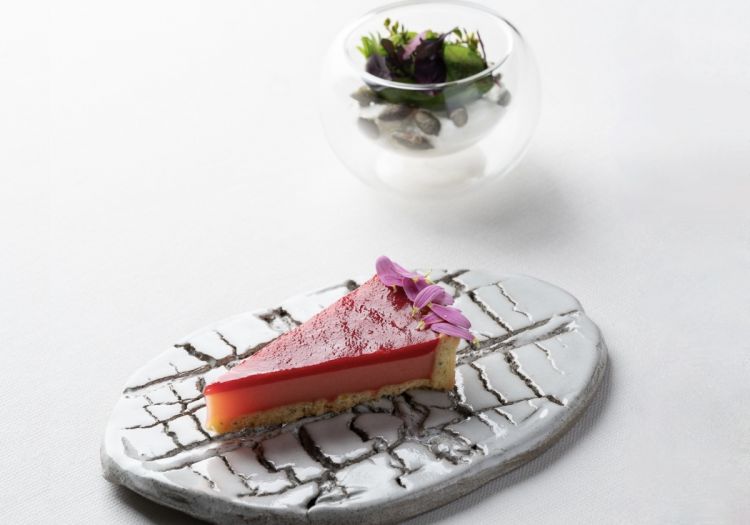 Fragole, yogurt ed erbe balsamiche