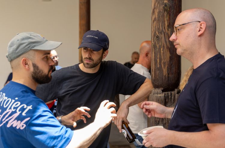 Chiacchiere a Encuentro de los mares tra Jacopo Ticchi, il suo sous Andrea Borroni e Carlo Passera, autore di questo articolo
