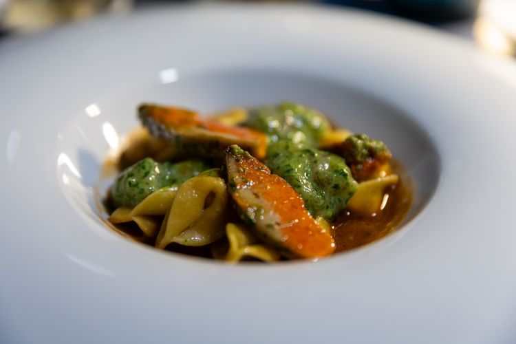 Cappelletti ripieni, gambero crudo, fegato di pesce (in questo caso, di rana pescatrice): l'eccellente piatto preparato da Jacopo Ticchi alla cena di gala di Encuentro de los mares
