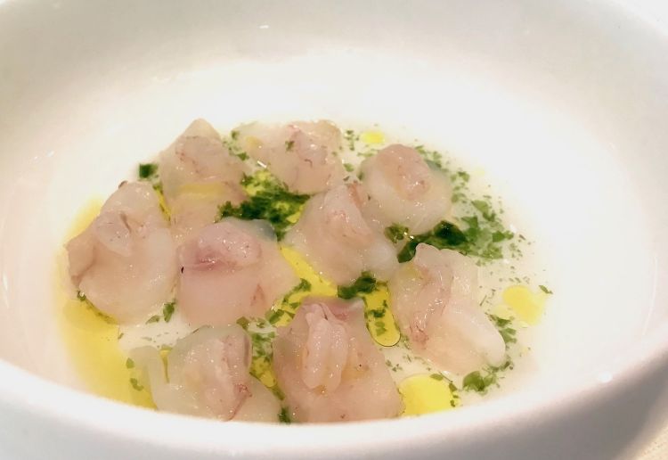 Rana pescatrice, gamberi rosa, acqua di garusoli, lattuga di mare
