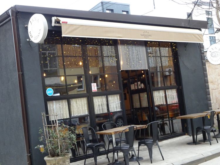 L'esterno della pizzeria Jana Napoletana in un vicolo del centro storico di Pristina, capitale del Kosovo
