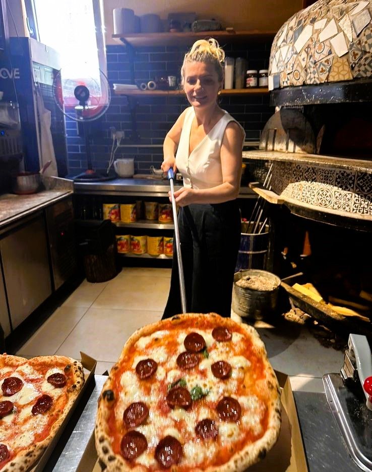 Ariana, 41 anni, per 16 ha lavorato al Ministero degli Interni del Kosovo. Poi la svolta e il lavoro appassionato accanto al marito 
