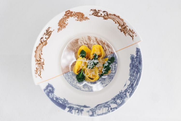 Tortello di ragù di pesce con caciocavallo, verdure amare e brodo di gallina