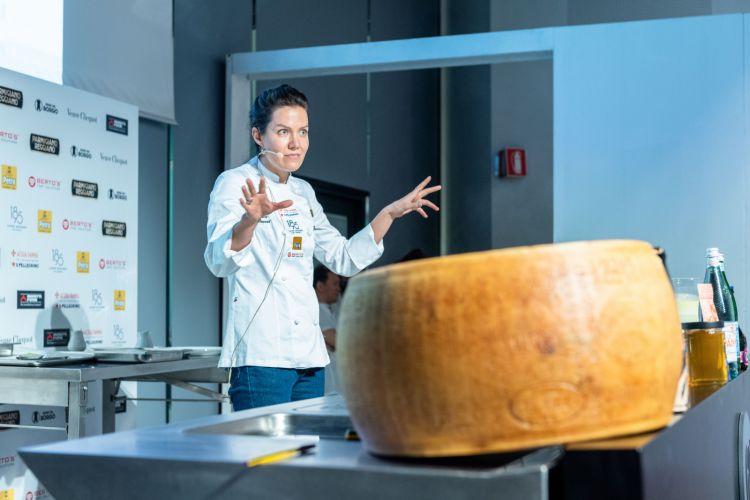 Jessica Rosval, al suo arrivo in Italia, ha scoperto la realtà del Parmigiano Reggiano, ben diversa da quel parmesan che conosceva
