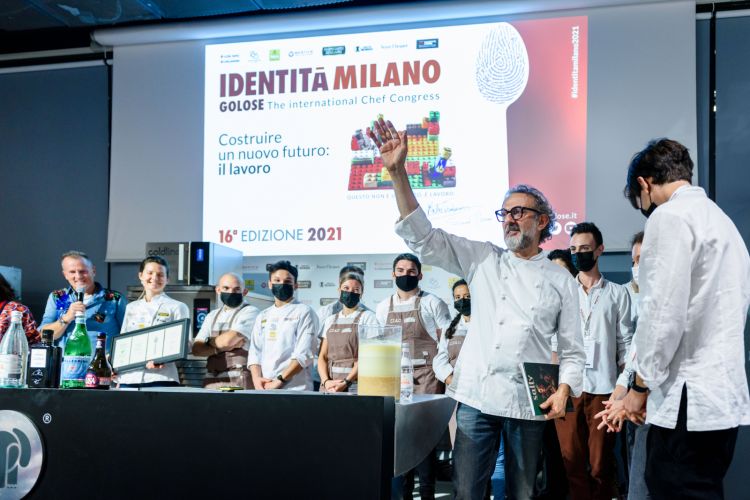 Il saluto di Massimo Bottura alla conclusione della lezione di Jessica Rosval
