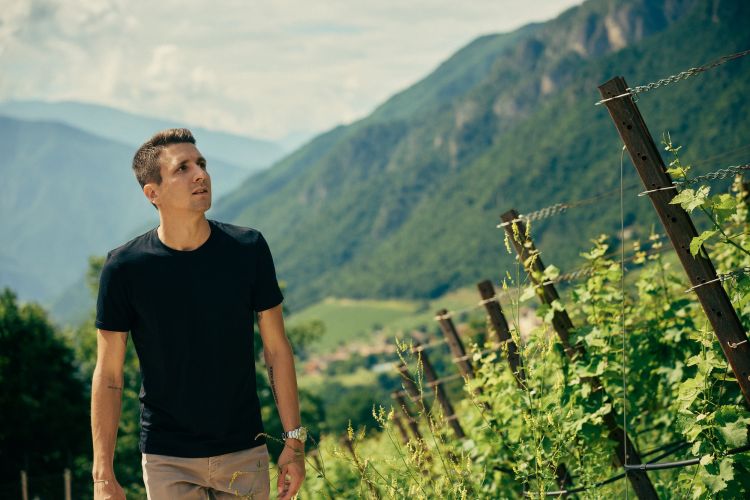 Niklas&nbsp;Foradori&nbsp;in vigna. Con Emma&nbsp;rappresenta la quinta generazione della famiglia di&nbsp;Hofst&auml;tter. Foto Peter Bender

