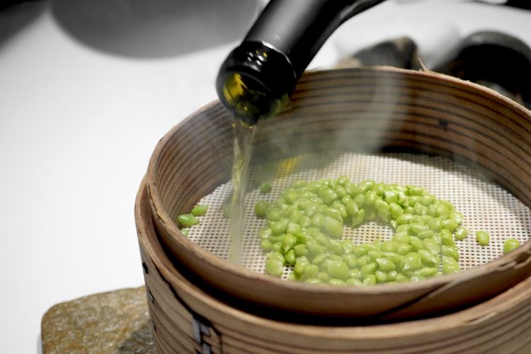 Another dish: they steam the lágrima peas with a steam of Xare-lo wine... The lágrima peas are called "green caviar" and they are very expensive peas (350 euros per kilo) and are grown in the Basque country. Sweet, savoury, crispy, with a strong and herbaceous flavour. Spanish chefs are crazy about them. The wines from Xare-lo grapes – also used for Cava – are fresh, citrusy and with a slightly vegetal finish
