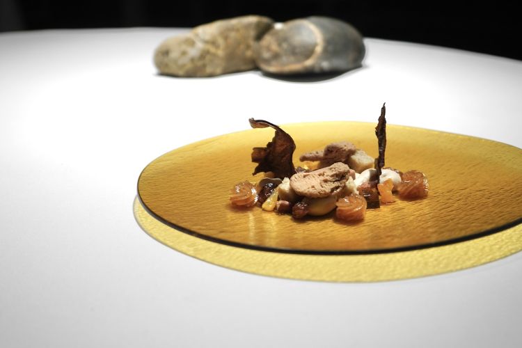 Vaniglia in different textures served with raisins, crispy tobacco leaves, green orange, walnut praline, biscuit with spices, gelato of hazelnut butter
