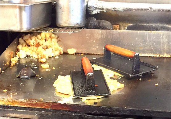 Posticino da visitare almeno una volta questo Johny's Luncheonette al 124 W 25th Street, tra la sesta e la settima avenue. Se sarete lì per ordinare e portare via, ve ne starete in strada, viceversa ecco una decina di posti al banco e ancora meno su due tavoli sul fondo di un unico ambiente stretto e lungo. Colazione a tutto uova, velocità di servizio e alta perizia. Un autentico spettacolo.
