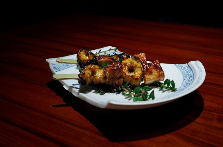 Yakitori di anguilla e pollo: spiedini con anguilla e pollo cotti alla giapponese
