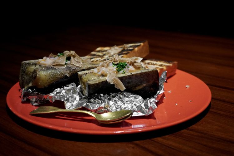 Midollo e shiokara: midollo cotto alla brace con calamari fermentati, tartufo bianco e shokupan (pane al latte giapponese)
