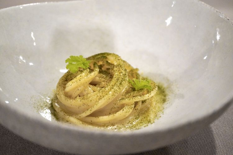 Spaghetti al burro acido, tartare di gambero viola di Santa Margherita, polvere di verbena, tè Shincha
