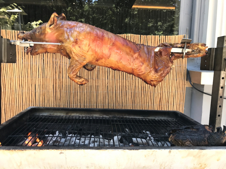 Maialino di casa Joselito cotto lentamente e a lungo allo spiedo