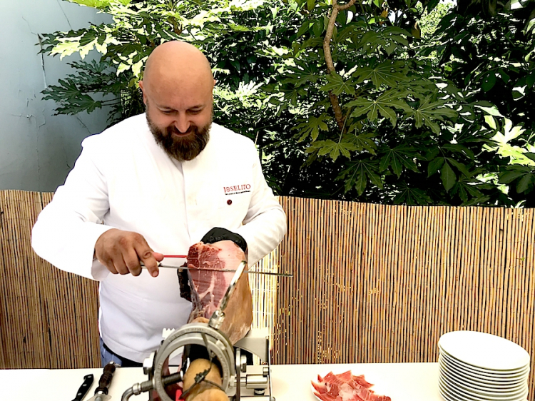 Learning how to hand-cut a Joselito Gran Reserva 2013 prosciutto on June 29th 2018 at Pavillon Ledoyen in Paris 
