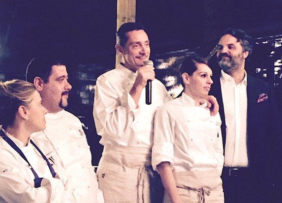 Al momento del dolce alla cena di gala del congresso dei JRE a Orvieto la sorpresa: lo aveva preparato Marco Bistarelli, al centro nella foto con il microfono in mano. Umbro, già presidente dell’associazione, lo scorso 21 marzo ha aperto a Città di Castello la sua nuova insegna, Kook dinner, assieme con la pasticciera Linda Boncini, la signora su cui appoggia un braccio. All’estrema sinistra Iside De Cesare e Paolo Trippini, tutto a destra Marco Stabile