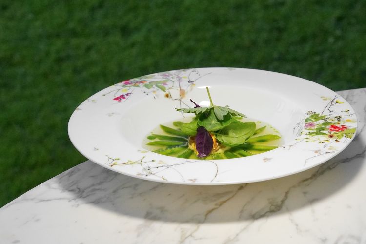 Asparagi, sorbetto alle carote ai fiori d'arancio, foglie di fragole di bosco e bernese ai pistacchi
