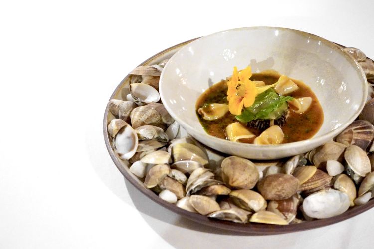 Zuppa di calamaretti e cuori di palma: purea di cuori di palma passati alla brace, "cacciucco" con calamaretti spillo, alloro
