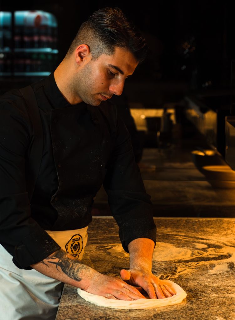Jurgen al lavoro: lo scorso anno si è imposto come "pizzaiolo emergente del Nord", in una manifestazione che premia la creatività e la ricerca negli impasti