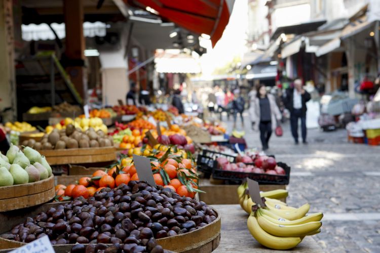 Sopra e sotto, il mercato di Kapani