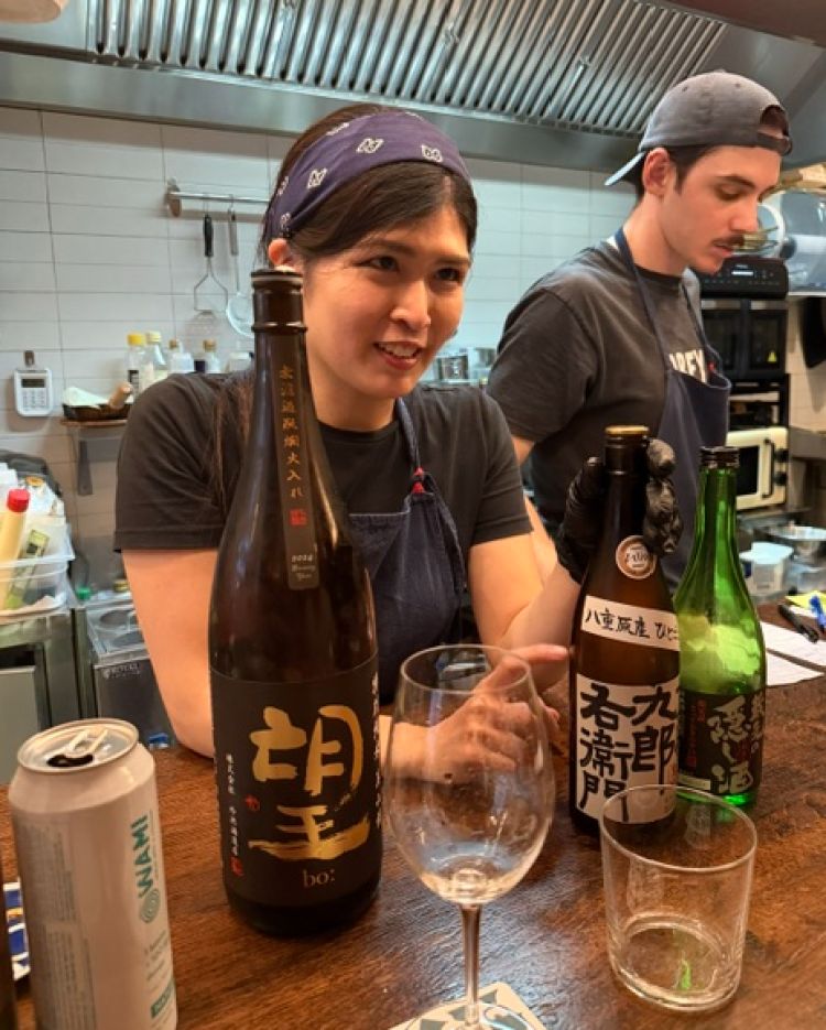Keika Kikuchi, ex-architetto, oggi &egrave; l'anima del banco e della cucina di ate Obanzai bar

