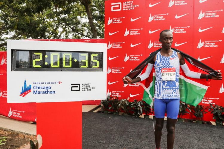 Kelvin Kiptum posa per celebrare il recod del mondo di maratona: 2 ore, 0 minuti e 35 secondi. Lo stabilì l'8 ottobre 2023 a Chicago. Nato in Kenia il 2 dicembre 1999, morì in un incidente in auto il 10 febbraio 2024