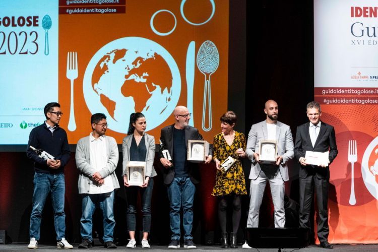 Uno scatto dalla premiazione, in occasione della presentazione della Guida 2023
