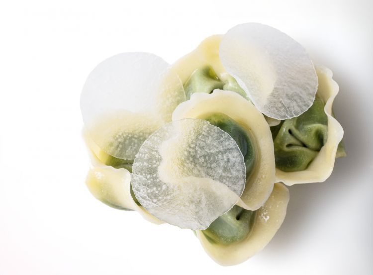 2024
Ravioli alle erbe e rapa bianca di Antonia Klugmann (L'Argine a Venc&ograve;, Dolegna del Collio)
Il gusto prevalente del raviolo &egrave; l&rsquo;amaro. &laquo;Lo storico&nbsp;Massimo Montanari&raquo;, spiegava la cuoca friulana,&nbsp;&laquo;ha appena scritto un libro&nbsp;su quanto questo gusto sia profondamente radicato nella nostra cucina. Io credo che sia il gusto italiano per eccellenza, ben pi&ugrave; dell&rsquo;acido o del piccante&raquo;.&nbsp;Un primo&nbsp;disobbediente, in linea col tema del congresso di Identit&agrave; 2024: &laquo;Proprio per il fatto di essere amaro, &egrave; tutt&rsquo;altro che un assaggio rotondo o ruffiano.&nbsp;Volevo solo ragionare su un piatto di pasta fresca, un simbolo cos&igrave; italiano. E cos&igrave; friulano:&nbsp;da noi, i ravioli dilagano da sempre, dalla Carnia al Carso&raquo;.
