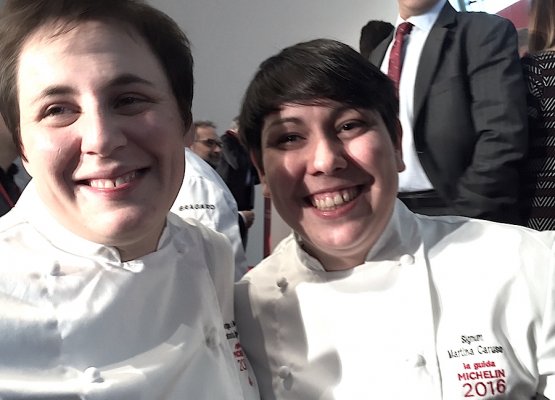 Five new one stars in the 2016 Red Guide, two of which are smiling in this photo. To the left, 30-year-old Antonia Klugmann of Argine di Vencò in Dolegna del Collio (Gorizia). Right, Martina Caruso, in her twenties, from Sicily, chef in the family hotel Signum on the Aeolian island of Salina
