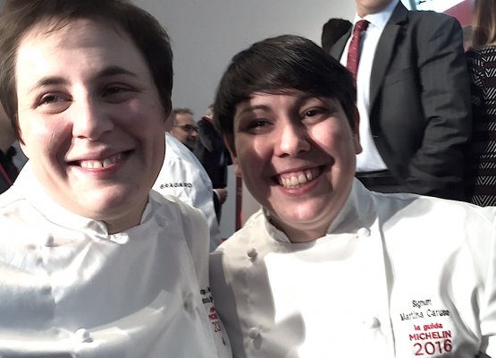 Five new one stars in the 2016 Red Guide, two of which are smiling in this photo. To the left, 30-year-old Antonia Klugmann of Argine di Vencò in Dolegna del Collio (Gorizia). Right, Martina Caruso, in her twenties, from Sicily, chef in the family hotel Signum on the Aeolian island of Salina
