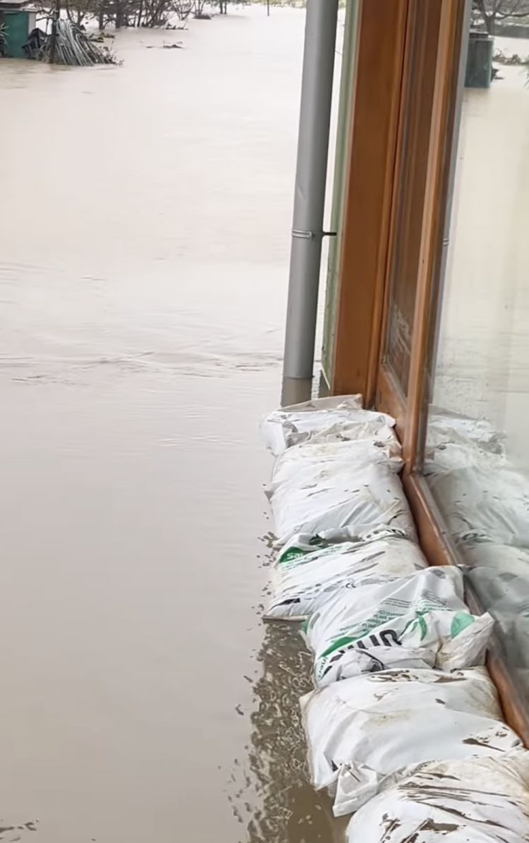 Sacchi di sabbia a L'Argine per provare a contenere i danni