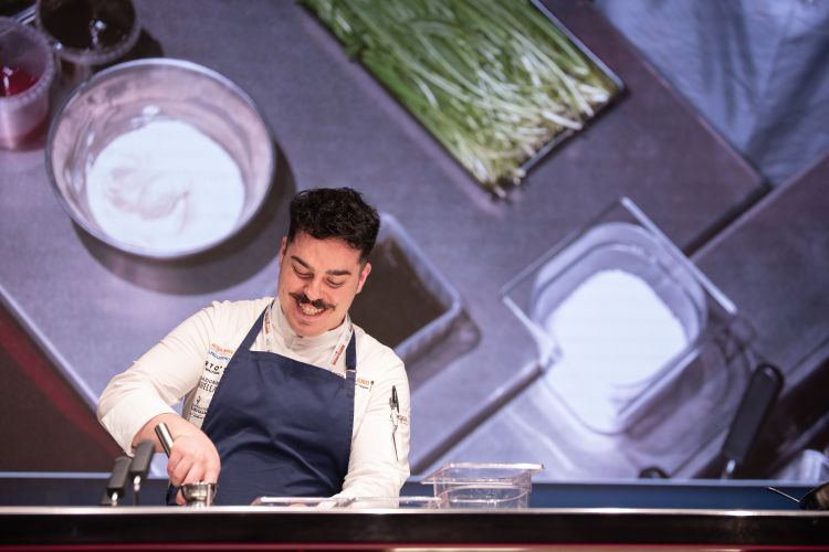 Simone, dalla brigata di cucina di Antonia Klugmann con lei sul palco
