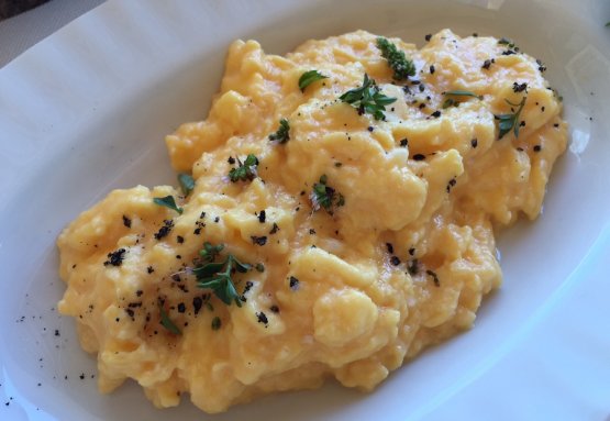 Scrambled eggs cooked in a Bain-marie. Antonia Klugmann makes them for breakfast. It’s Gualtiero Marchesi’s recipe
