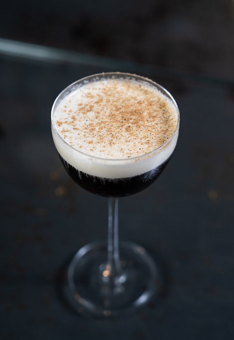 Kohl è uno dei signature presenti nella drinklist del locale spezino a base di Ruhm Zacapa 23, cold brew, tiramisù, salty cream e polvere di fava tonka