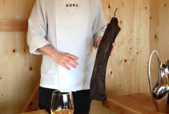 Un blocco di carne di balena essiccata. Lo stringe tra le mani Poul Andrias Ziska, chef del Koks, ristorante gourmet sul quale torneremo nell'ultima puntata