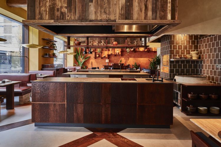 La cucina a vista, dove termina la preparazione dei cibi