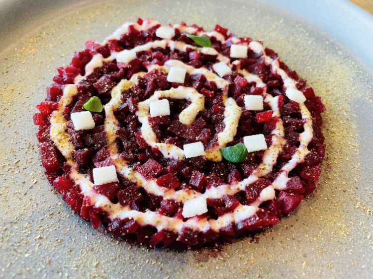 Rapa rossa, mela e crema al rafano, un antipasto del Kosmo taste the mountain