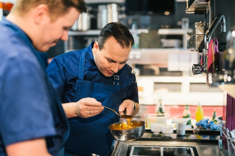 Tim Raue al lavoro. È oggi uno degli chef più ap