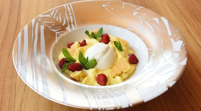 Il gelato allo yogurt, qui in versione con spuma di caprino e fragoline di bosco (foto Fine Dining Lovers)
