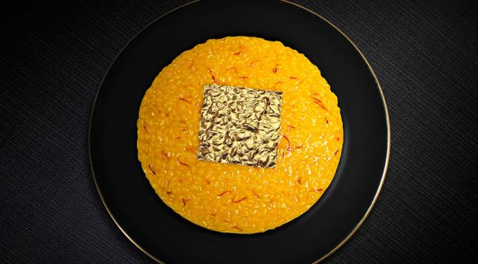 Risotto oro e zafferano. Ha sconvolto i canoni del risotto tradizionale, disponendo in superficie una foglia d'oro commestibile
