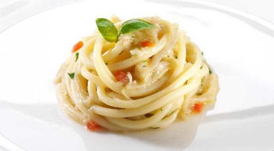 Pasta with shallot and chilli pepper, a classic at Il Luogo di Aimo e Nadia