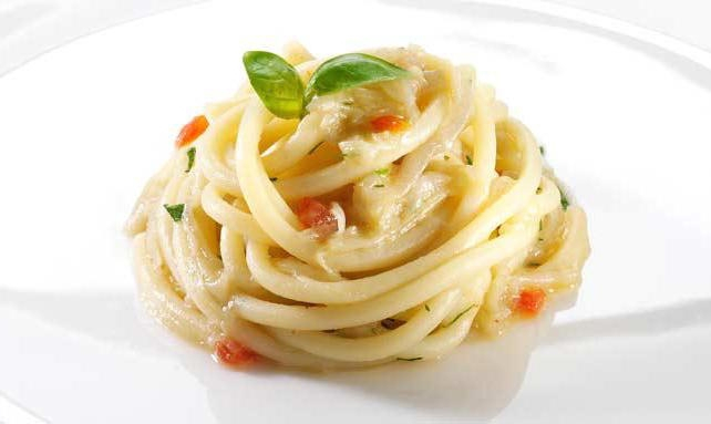 Spaghetto al cipollotto e peperoncino ovvero Spaghetti Benedetto Cavalieri, cipollotto di Tropea, olio extravergine di oliva e basilico di Pra, peperoncino di Diamante o peperone di Senise
