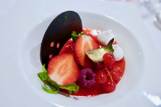 Panna cotta al lime e zafferano con gelatina di frutti rossi con mini meringhe e foglie di cioccolato fondente
