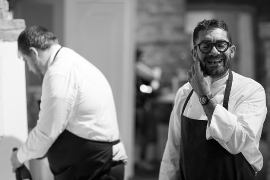 Michele Biagiola, classe 1973, ha aperto Signore te ne ringrazi a Montecosaro, Macerata. Il ristorante è battezzato con il rituale beneaugurante che pronunciavano a tavola i nonni del cuoco (foto Leonardo Rinaldesi)
