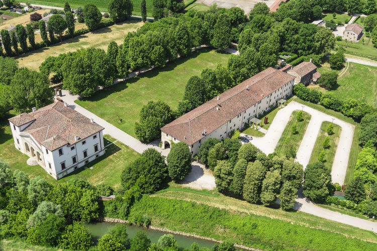 Villa Pisani a Lonigo, sopra a sinistra e nella foto sotto, con la sua barchessa, in alto sulla destra
