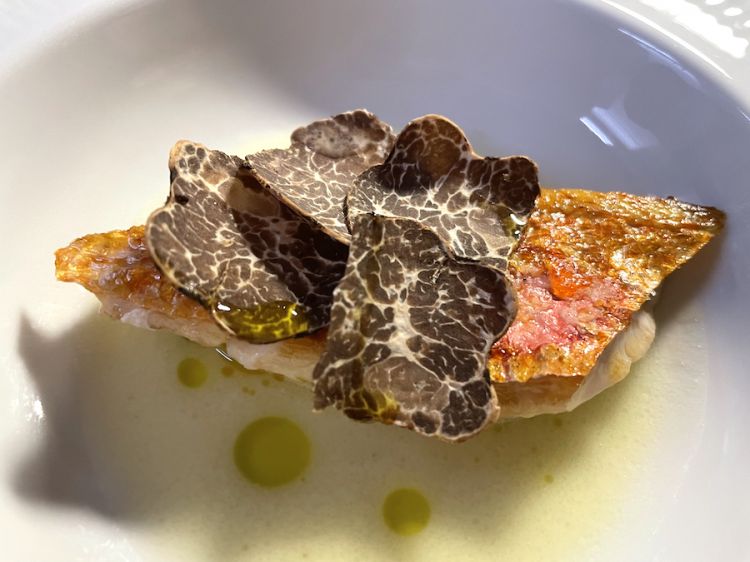 Triglia, emulsione di erbe e limone con tartufo bianchetto, chef Antonio Scalera
