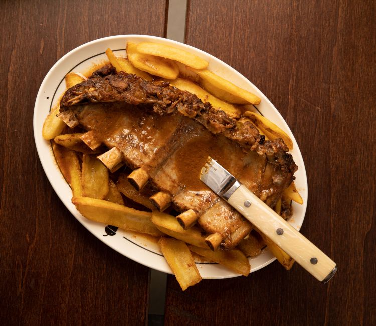 Costillar de Cerdo al horno, ossia Costine di maiale iberico dell’Extremadura preparate al forno con vino, senape e salsa barbecue, sale e pepe, ricetta di punta de La Casa Iberica.