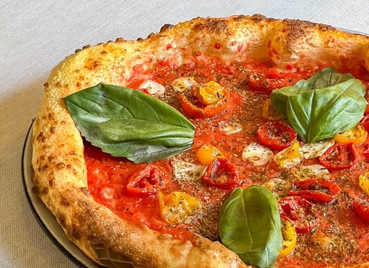 Una pizza della pizzeria La Cava dei Sapori