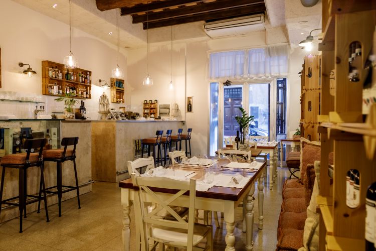 La sala accogliente del ristorante La Ciambella, regno assoluto di Mirka Guberti, in cantina
