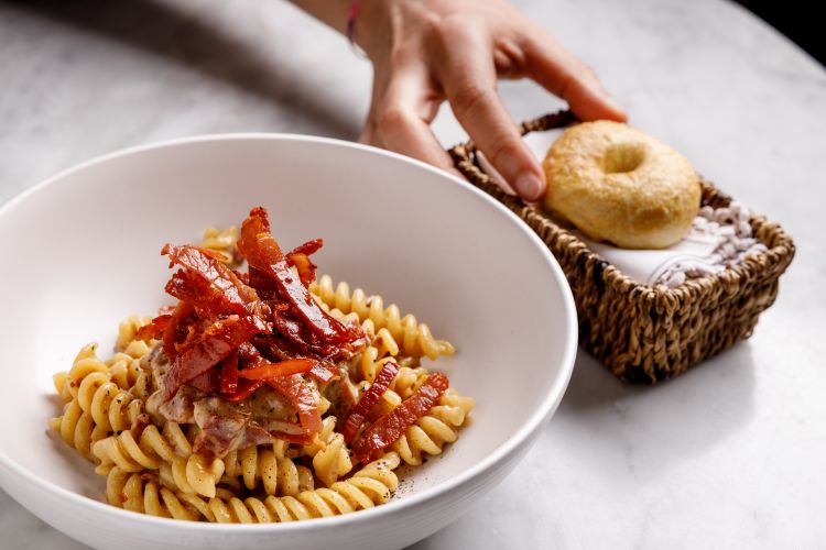 Fusilloni prosciutto, fischi e ricotta di pecora 