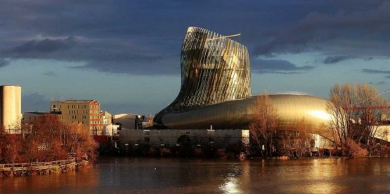 The new and beautiful Citè du Vin in Bordeaux, en